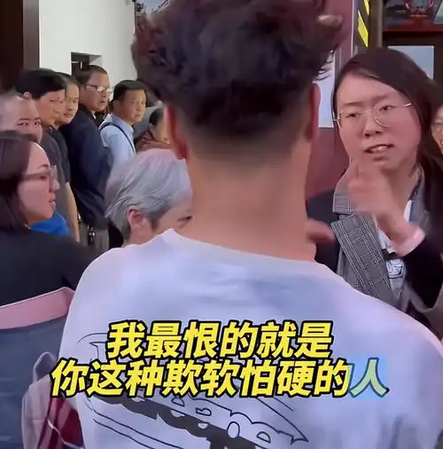 插队婆孙头像被做成车贴手机壳,只是插队,就活该被网暴