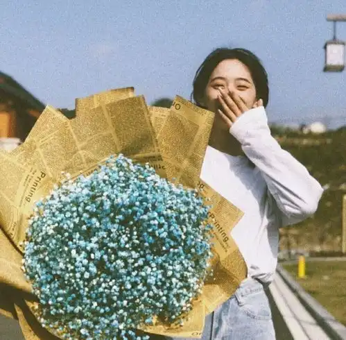 手拿捧花的头像女