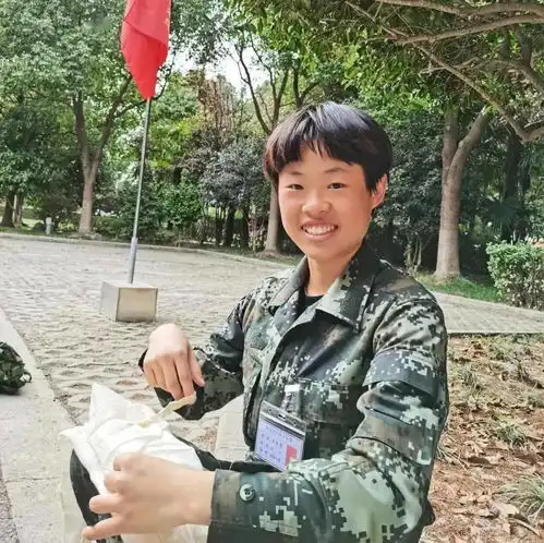 00后小公主,穿上军装更美丽
