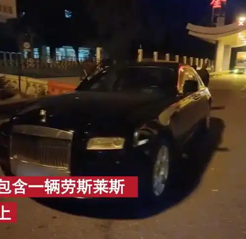 大妈绕奔驰划车一圈,不料司机刚好在车内,跪地求饶没钱赔