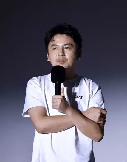 男生穿的简洁干净才吸引人,今夏流行这样穿,时尚舒适又百搭
