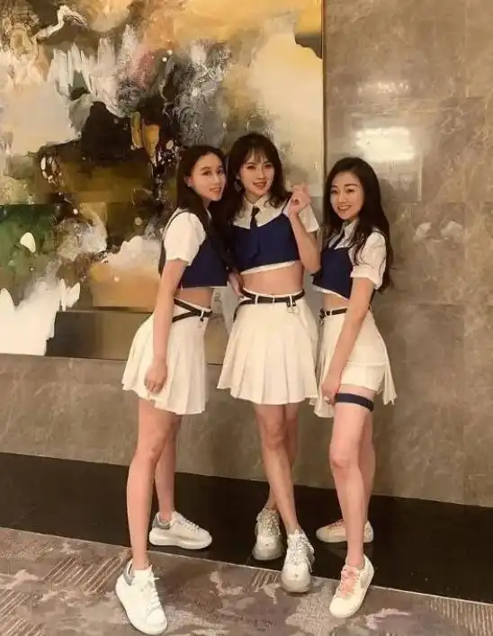 豪门女团太亮眼赌王千金何超欣稳居c位,百亿千金闺蜜太抢镜