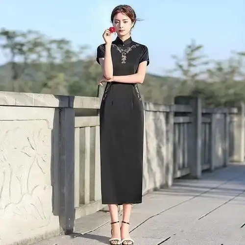 腰间绣花黑色旗袍,禁欲系的小性感