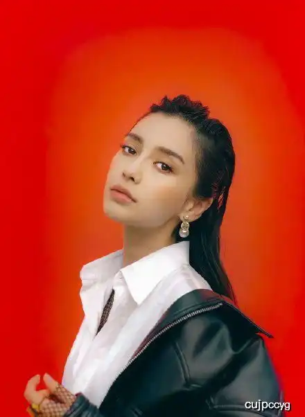 杨颖时尚图曝光,牛仔裤搭硬朗外套超帅气,穿高跟鞋秀出女性魅力