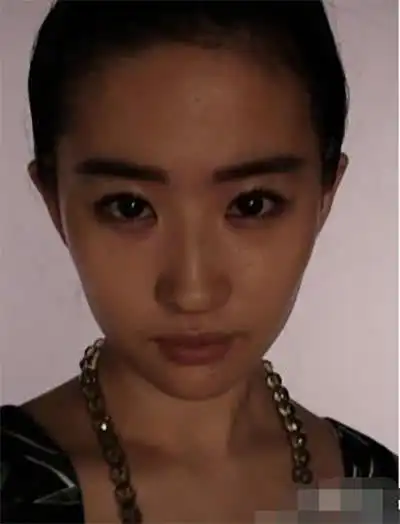 刘亦菲女神形象受质疑,真实素颜太过雷人,与人喝酒豪放不羁