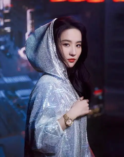 刘亦菲打造成熟女人装扮,气质优雅,杨洋复古穿搭引领潮流