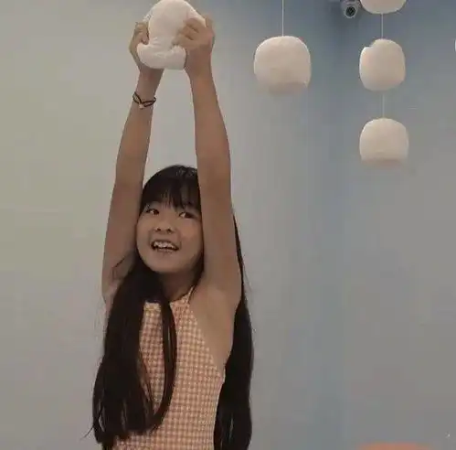 曹格女儿近照曝光,11岁grace暴风抽高,染黄发穿露脐装超时尚