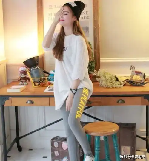 清清爽爽的还显苗条身姿,运动休闲的瑜伽裤,散发出青春活力气息