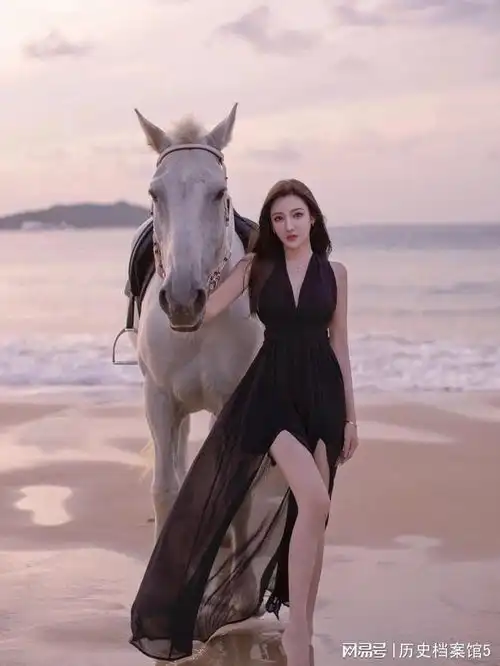 骑着白龙马在海边玩耍,这位小姐姐真会玩,这画面太美了