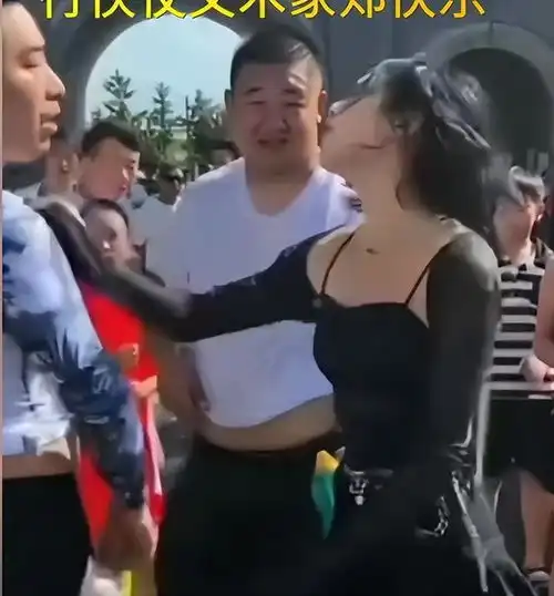 女网红在西安泼水节被泼后与游客起冲突,22日晚间当事女网红道歉