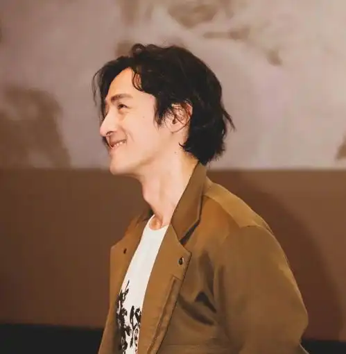 男明星长发造型,胡歌陈坤儒雅,朱正廷仙,被王一博惊艳了