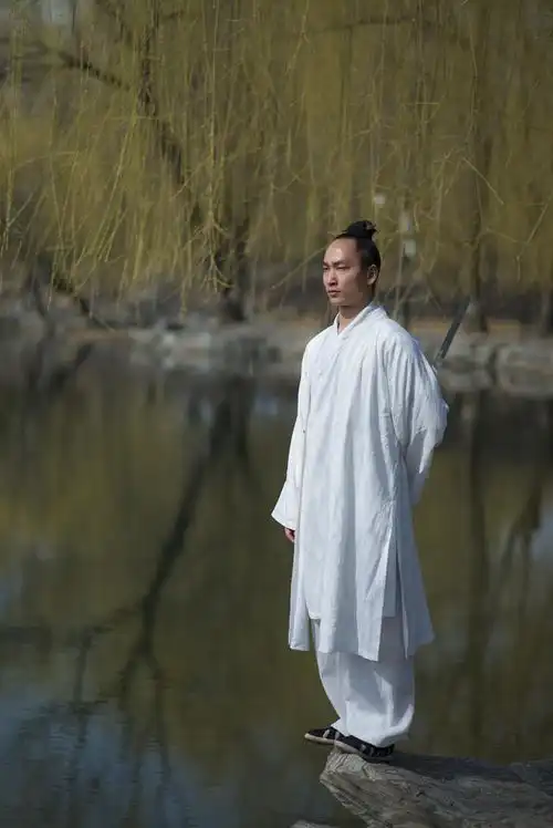 踏青正当时,一琴一剑一杯酒,不负春好意