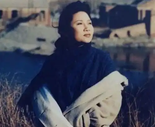 2000年,姜昆在国外偶然遇到李娜,却发现她竟然已经皈依佛门