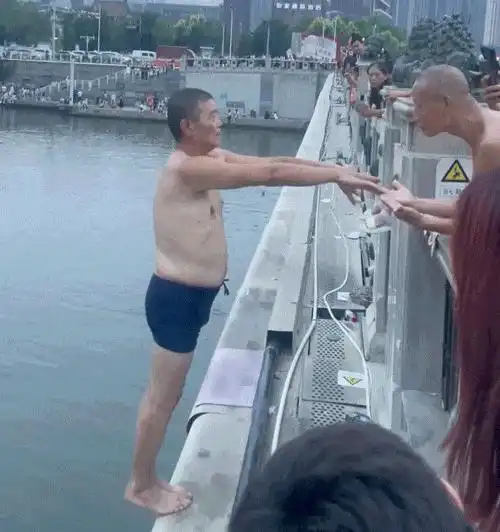 全世界最快乐的天津老头,集体跳河了