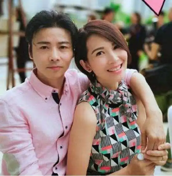明星夫妻合照,陈小春像应采儿的大哥哥,蔡少芬张晋恩爱如初