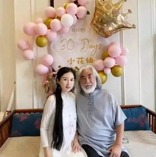 68岁张纪中女儿满月宴照片曝光全家古风造型,妻子白裙似仙女