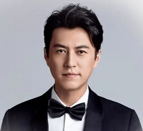 61岁中国大妈狂恋靳东,为爱抛夫弃子,私奔追求真爱这些网恋小鲜肉的澳洲大妈也很心酸