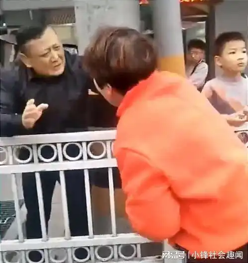 安徽大妈逆行与人发生剐蹭,撒泼无赖撕咬对方,报警后秒变戏精