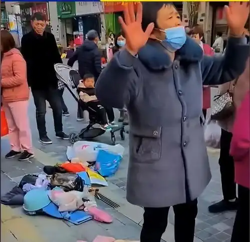 合肥大妈去外地带孙子,老伴立马领人回家,女子被抓后当街示众