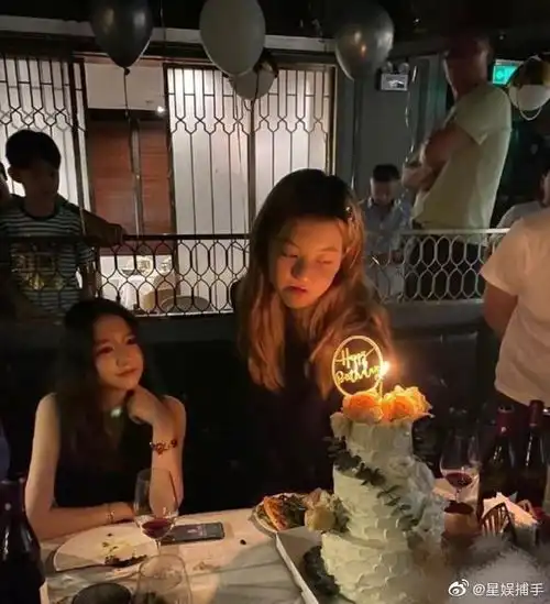 李嫣闺蜜晒千亿名媛女团,华为小千金姚安娜c位好抢眼