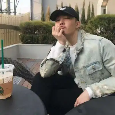 戴帽子的男生头像超帅气