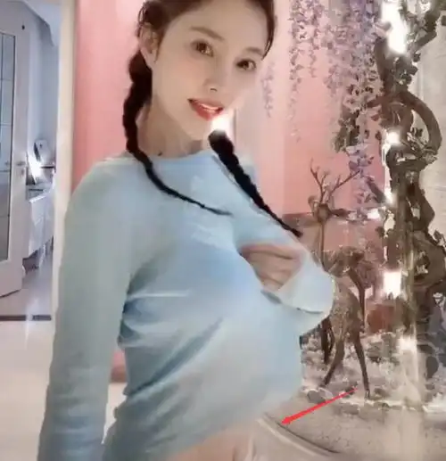 李小璐又搞事情,直播时上衣故意穿小一码,露脐装很心机