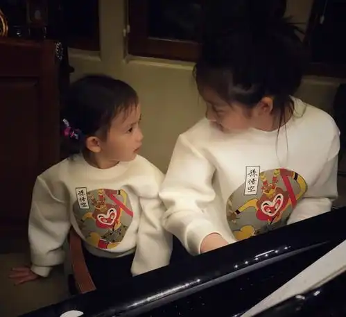 黄磊小女儿也开始学钢琴,多多妹妹一改吃货本色,弹琴模样超认真