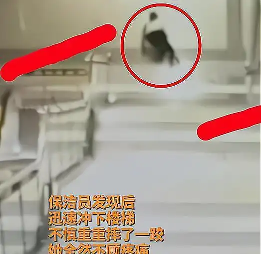 南宁地铁一对中年夫妇在扶梯被绊倒后一幕,网友人与人差距真大