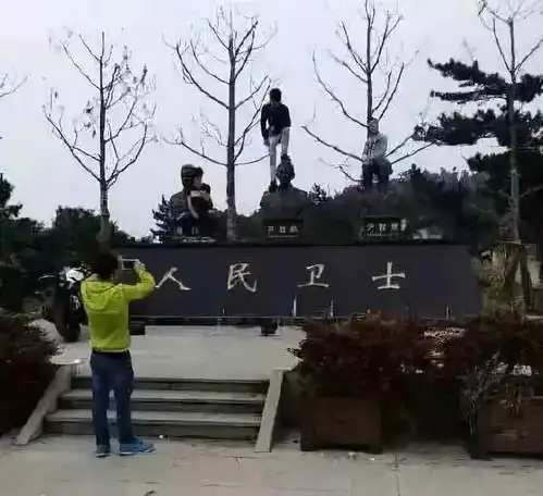 求求你,不要再拍这样的旅行照了在高速公路拍这辈子最后一张照片