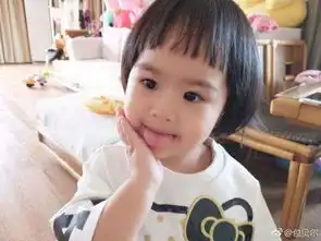 包贝尔给女儿剪发,小姑娘大眼睛也是一个小萌神