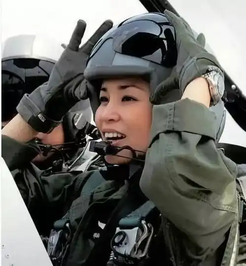 67岁泰王的3任娇妻比美,纷纷穿戎装,可差别怎么这么大