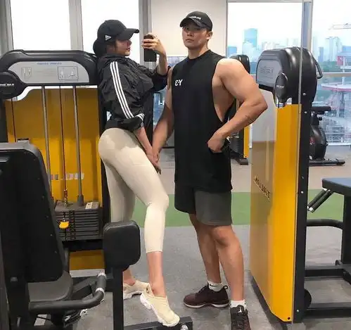 高挑女孩每天健身2小时,体重维持在75公斤,体脂率18