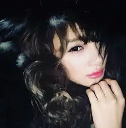 李小璐晒娇俏自拍网友调侃在网红的道路上越走越远了