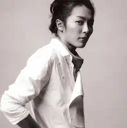 我需要一张高分辨率400400以上的韩国美男明星头像图片,图片接近正方形,而且要求美男长头发