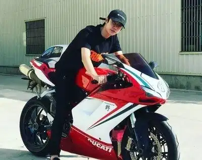 王一博当真是直男代表游戏和摩托车不可碰,你还是单着吧