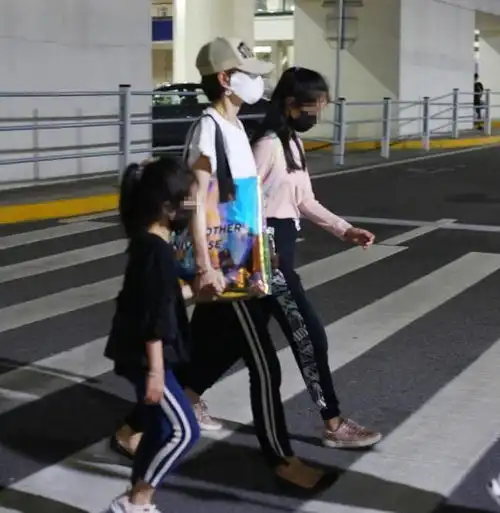 马伊琍牵大小女儿现身,十二岁爱马身高接近妈妈,长腿抢镜