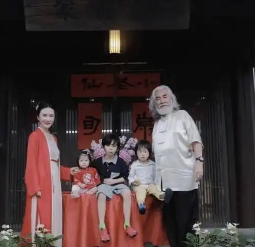 70岁和小娇妻拼三胎张纪中晒生活日常,视频中妻子腹部明显隆起