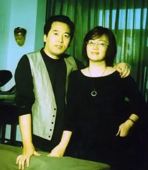 歌唱家佟铁鑫与歌唱家前妻离婚独自抚养儿子,40岁带着儿子再婚