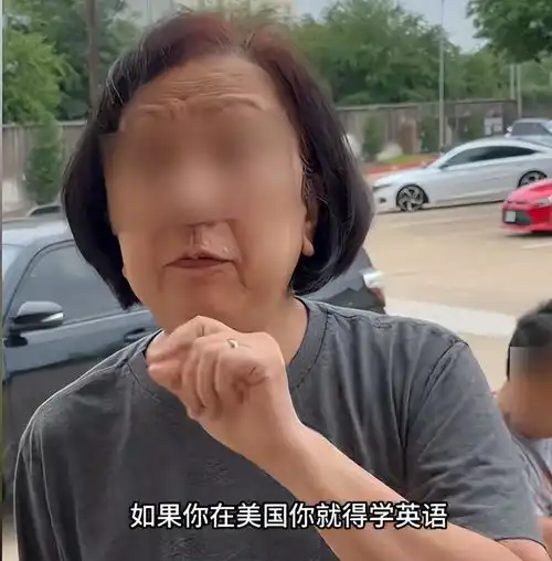 两副嘴脸小伙在美国租房,被华裔大妈堵门找事,美警一来老实了