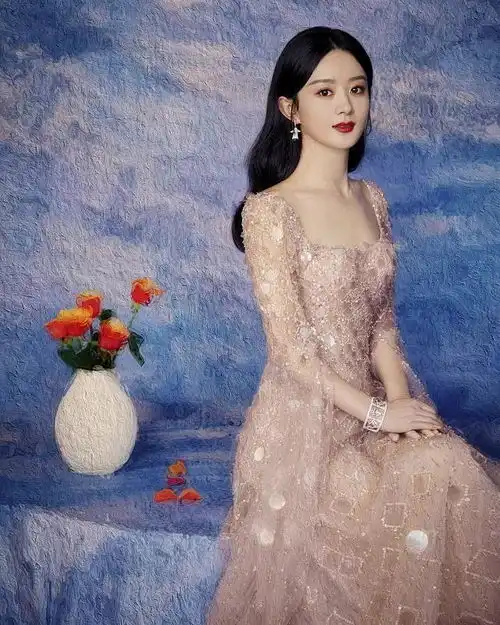 赵丽颖哪像孩子妈,轻柔纱裙配淡雅妆容,甜美优雅宛如少女