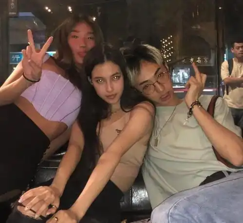 疑似哈利女友曝光,两人合影动作亲昵,女生颜值不输伊能静