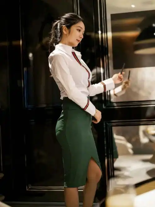 美女白衬衫,搭配绿色裙装个性十足,高跟鞋魅力无限