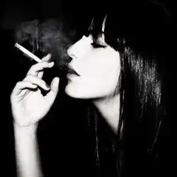 黑白女生qq头像我强忍欢笑