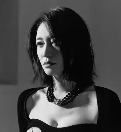李小冉穿镂空紧身衣好性感腰部纤细上围丰满
