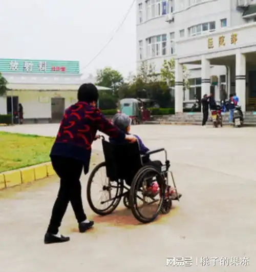 50岁的阿姨问我退休单身,工资不到3000,该不该找老伴呢