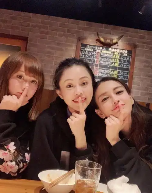 baby携名媛闺蜜为老友庆生,c位风波后,大家依旧是好姐妹