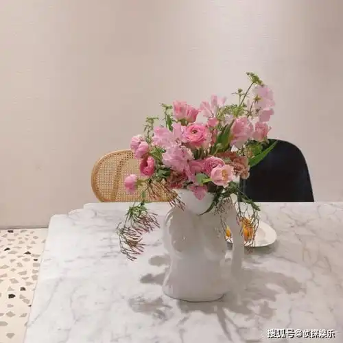 张子萱罕见晒家中摆设,复式豪宅宽敞有格调,女儿安安可爱出镜