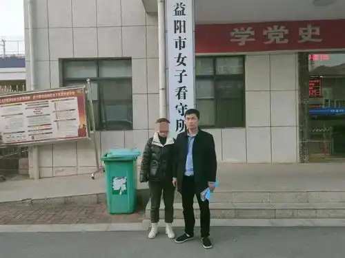 红姨终于抓到了益阳一医院附近捣毁一赌博窝点,中年大妈意外落网