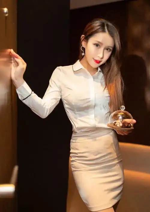 衬衫搭配半身裙,时髦又好看,难怪那么多白领喜欢这样穿