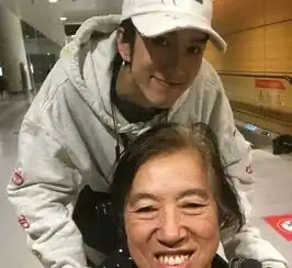 恶心了1100万粉丝的中年大妈,卸妆后变身00后美少年,网友我认了